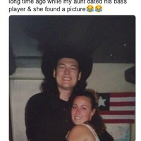 Sejumlah netizen yang mengetahui saudara apalagi ibu mereka pernah berpacaran dengan artis pun kaget ketika menemukan bukti foto. Apalagi jika artis tersebut sekarang jadi sangat terkenal. Termasuk wanita yang ibunya pernah kencan dengan penyanyi country Blake Shelton. Foto: Twitter