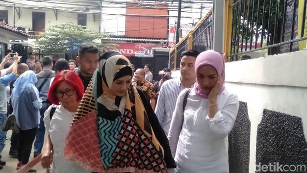 Hadapi Vonis, Ahmad Dhani Didampingi Mulan Jameela dan Dul