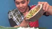 Nah Aa lagi siap makan nasi pakai reuceuh bonteng. Masyarakat Sunda menyebut mentimun dengan sebutan bonteng. Foto: instagram @cpyrslm
