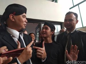 Masuki Ruang Sidang, Ahmad Dhani Berjalan Mundur