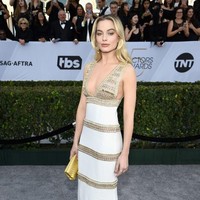 Busana bernuansa keemasan juga menjadi pilihan Margot Robbie. Ia melangkahkan kaki di karpet merah dalam balutan gaun Chanel berbelahan dada rendah. (Foto: Getty Images)