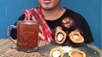 Kali ini Aa bukan mau makan tapi mau minum air rebusan buah zuriat. Wah gimana tuh ya rasanya? Foto: instagram @cpyrslm