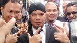 Jelang Vonis, Ahmad Dhani Terus Didampingi Mulan