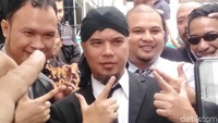 Dhani yang mengenakan blankon juga mengacungkan simbol dua jari. Foto: Vey/detikHOT