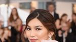 Gemma Chan Glamor dengan Warna Pink