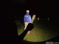 Anggota Tagana mencari keberadaan Via.