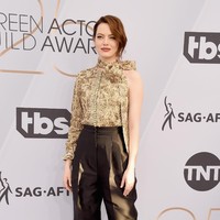 Alih-alih gaun, Emma Stone menebar pesonanya dengan busana bersiluet jumpsuit dari Louis Vuitton. Atasannya berbahan brokat emas yang dipermanis dengan aksen pita untuk mengakomodasi aura glamor aktris pemenang Oscar ini. (Foto: Getty Images)