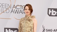 Emma Stone tampil dengan pakaian emas dan hitam asimetris di karpet merah SAG Awards. Ia tampil dengan gaun tanpa lengan.  Foto: Getty Images