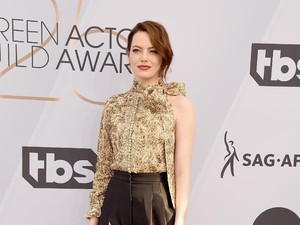 Tunangan, Emma Stone Pamer Cincin Seharga Rp 66 Juta