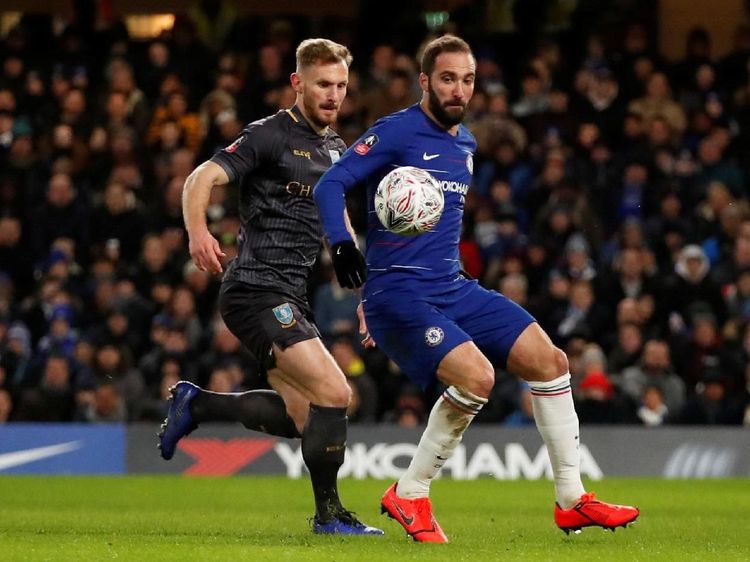 Higuain Debut, Chelsea Menang