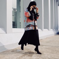 Temukan inspirasi lainnya dari gaya desainer Vivi Zubedi. Paduan long blouse dengan pleats skirt seperti ini bisa membuat gayamu terlihat keren tapi tetap syari. Foto: Instagram/Vivizubedi