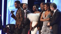 Sang aktor mengambil lagu To be Young, Gifted, dan Black milik Nina Simone sebagai referensi. Foto: Sarah Morris/Getty Images