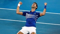 Dalam laga final yang dilangsungkan Minggu (27/1/2019) sore WIB, Djokovic menang tiga set langsung atas Nadal, 6-3, 6-2, dan 6-3. (REUTERS/Edgar Su)