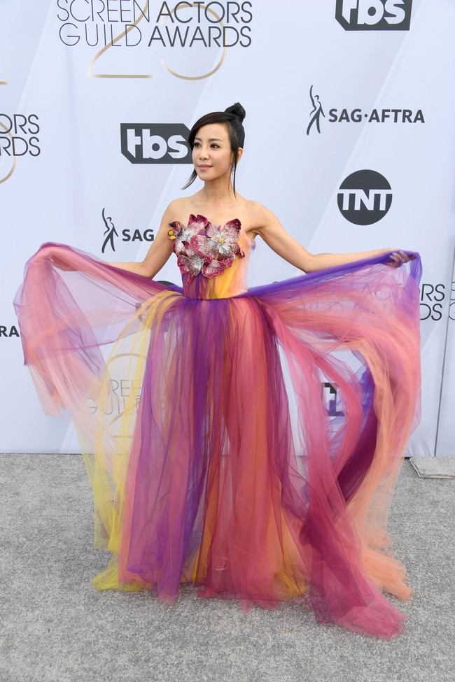 Fiona Xie, bintang Crazy Rich Asians memang mencuri perhatian. Namun tidak dalam konteks yang baik dengan tulle warna-warni dan bunga besar di dada. Foto: Getty Images