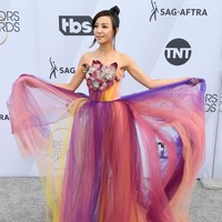 Fiona Xie, bintang Crazy Rich Asians memang mencuri perhatian. Namun tidak dalam konteks yang baik dengan tulle warna-warni dan bunga besar di dada. Foto: Getty Images
