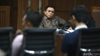 Irwandi menyimak keterangan yang disampaikan saksi.