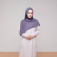 Untuk kamu yang ingin tampil simple, pemilihan hijab segi empat polos seperti gaya Dewi Sandra ini sangat meneduhkan. Pastikan hijab dan dress disetrika rapi sehingga terlihat lebih elegan. Foto: Instagram DOA Indonesia