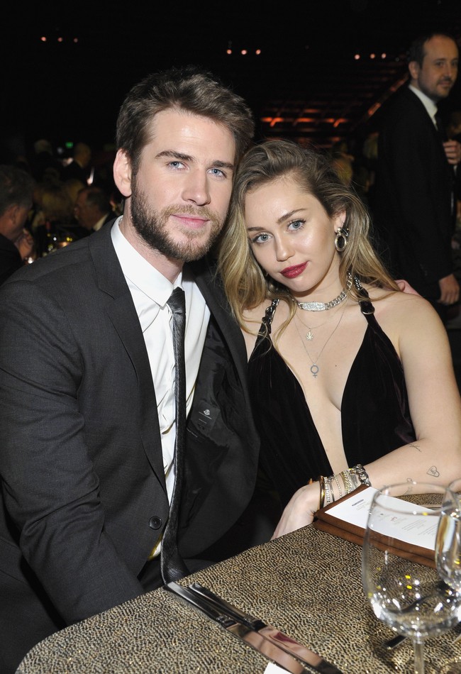 Miley dan Liam mengucapkan ikrar pernikahan mereka menjelang tahun baru. Acara pernikahan tersebut digelar secara sederhana di rumah mereka di Tennessee dan hanya dihadiri keluarga dan kerabat terdekat. (Foto: Getty Images)