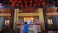 Pengunjung juga diperbolehkan masuk ke dalam kelenteng. Di dalam juga ada beberapa patung dewa. Namun bagi turis yang datang untuk melihat diharap untuk menjaga ketenangan dan langkahnya, supaya tidak mengganggu yang sedang beribadah. (Syanti/detikTravel)
