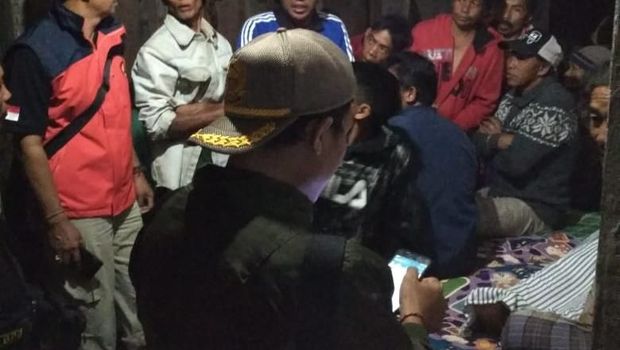 Dua orang tewas dan 12 orang lainnya terluka akibat tertimbun longsor.