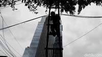 Kabel-kabel yang menjuntai dirapikan.