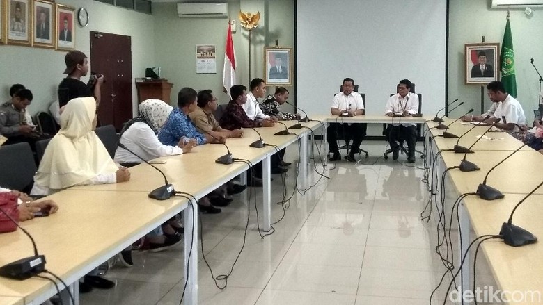 Jemaah First Travel Datangi Kemenag, Protes PMA hingga Tak Bisa Umrah Jemaah First Travel Datangi Kemenag, Protes PMA hingga Tak Bisa Umrah