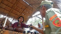 Bangunan yang menggunakan bambu, piring dari bathok kelapa, hingga gelas dari bambu. Kulinernya pun tidak biasa (Uje Hartono/detikTravel)