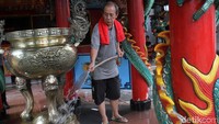 Kegiatan bersih-bersih dan pemasangan ornamen menyambut tahun babi ini digelar dalam rangka menyambut Tahun Baru Imlek 2019.