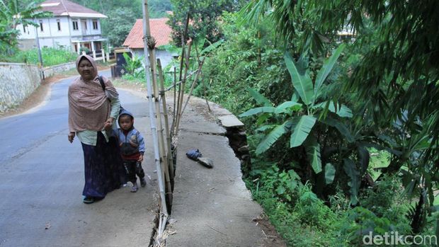 Hati-hati, Ada Dua Titik Jalan Ambles di Ciparay Kabupaten Bandung