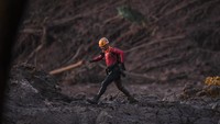 Upaya pencarian sempat dihentikan pada Minggu (27/1/2019) lantaran muncul kekhawatiran bendungan lainnya yang juga dimiliki Vale berisiko turut jebol. Selain itu, Akses menuju kawasan yang sulit membuat regu-regu penyelamatan menggunakan helikopter dan alat-alat berat.