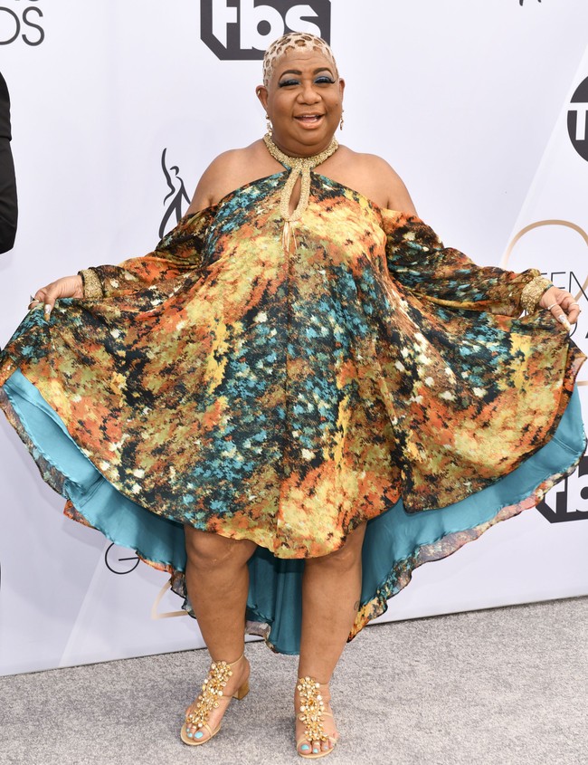 Komedian Luenell mendobrak batasan di karpet merah. Namun kali ini terlalu jauh dengan gaun penuh warna dan tatanan rambut seperti leopard. Foto: Getty Images