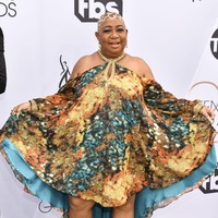 Komedian Luenell mendobrak batasan di karpet merah. Namun kali ini terlalu jauh dengan gaun penuh warna dan tatanan rambut seperti leopard. Foto: Getty Images