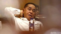 Menhan Ryamizard mendengarkan pemaparan yang dikemukakan oleh DPR.