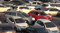 Laiknya parkir paralel, mobil tak boleh di rem tangan agar mudah dipindahkan. Tak ada petugas parkir yang membantu memindahkan mobil. Mereka pun rela mendorong mobil sendiri agar bisa keluar. Foto: The Sun