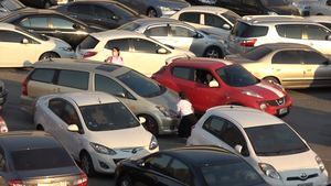 Duh! Parkiran Mobil Semrawut Gini, Gimana Keluarnya Ya?