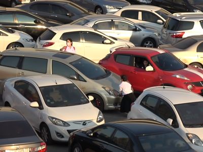 Duh! Parkiran Mobil Semrawut Gini, Gimana Keluarnya Ya?