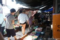 Turis yang lalu lalang di sekitar rel (Shinta/detikTravel)