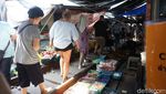 Ngeri! Penampakan Pasar di Pinggir Rel Kereta Api Thailand