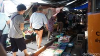 Saat kereta selesai melaju, jalan rel pun dilewati turis yang berlalu lalang (Shinta/detikTravel)