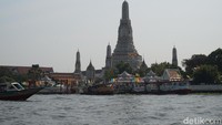 Salah satu tempatnya adalah Wat Arun, yang merupakan destinasi wisata favorit turis di Bangkok (Shinta/detikTravel)