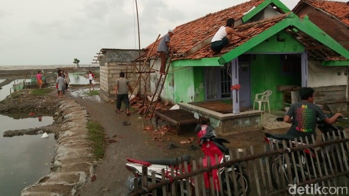 Puting Beliung Terjang Pesisir Karawang, Ratusan Rumah Rusak