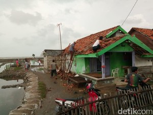 Puting Beliung Terjang Pesisir Karawang, Ratusan Rumah Rusak