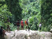 Air Terjun Tersembunyi Bermandi Cahaya Pelangi di Polewali Mandar