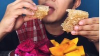 Waduh sekarang Aa makan buah pakai madu yang langsung dari sarangnya. Ia melahap langsung madu beserta sarang lebahnya. Foto: instagram @cpyrslm