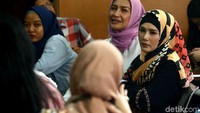 Mulan Jameela juga terus mendampingi Dhani sepanjang persidangan. Foto: Grandyos Zafna