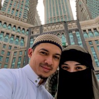 Gaya kedua, ia memakai khimar set yang sepaket dengan cadar. Cadar ini sering disebut sebagai gaya niqab yaman. Ada detail seperti belt di bagian dahinya dan membingkai wajahnya menjadi lebih tertutup. Foto: Instagram/Zaskia Sungkar