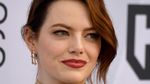 Emma Stone Bergaya Asimetris