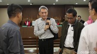 Eddy Sindoro meninggalkan ruang sidang.