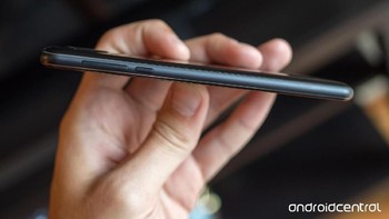 Ada dua pilihan konfigurasi, yakni RAM 2 GB/ROM 16 GB dan RAM 3 GB/ROM 32 GB. Bila memori internalnya terasa kurang lapang, disediakan slot microSD yang mendukung hingga 400 GB. Foto: Android Central