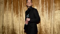 Ini merupakan piala SAG Awards keduanya. Sebelumnya, ia meraih piala itu saat berperan dalam serial Mr. Robot. Foto: Sarah Morris/Getty Images